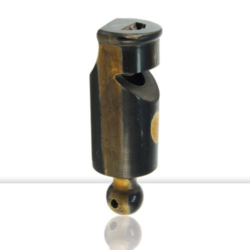 SILBATO DE CUERNO DE BÚFALO DE UN TONO. 5,3 CM.